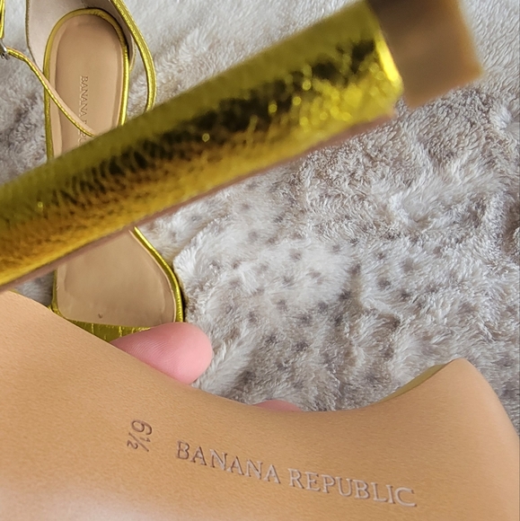 Leather Ankle Strap Sandal, size 6.5 metallic yellow gold - Picture 7 of 9